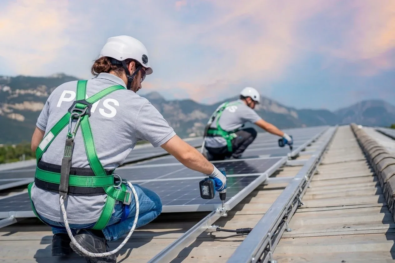 Équipe PNS technicien RGE installation panneaux solaires à Aulnay-sous-Bois